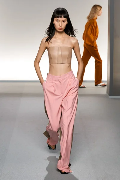 Look 16